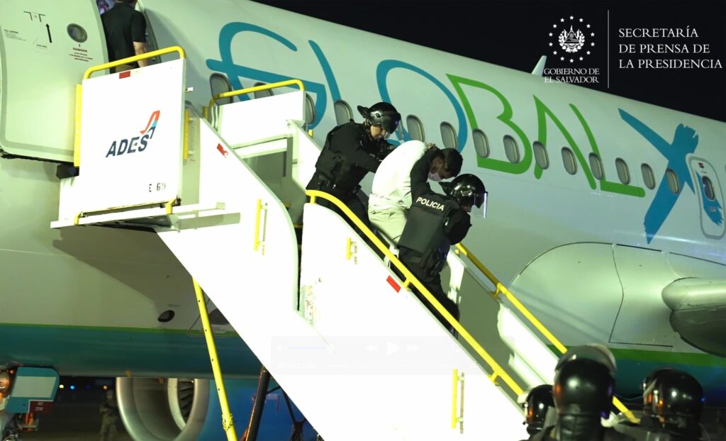 Fotografía publicada por la Secretaría de Prensa de la Presidencia de El Salvador. Muestra a un grupo de personas, incluidas personas vinculadas a la MS-13 y presuntamente al Tren de Aragua de Venezuela, durante un proceso de detención o deportación.