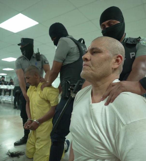 Imagen capturada del video publicado por la Presidencia de El Salvador. En la imagen, César Humberto López Larios, conocido como 'Greñas de Stoners', aparece a la derecha vistiendo de blanco.